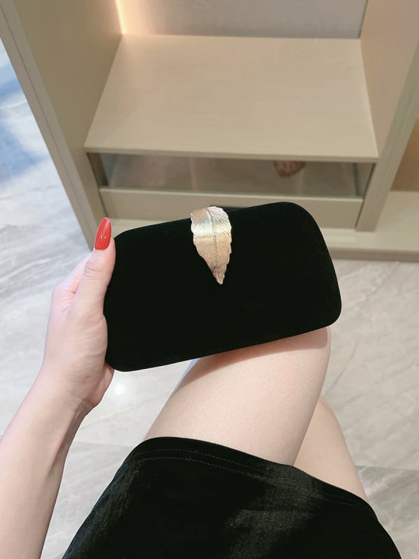 Crna baršunasta večernja torbica – iznimno elegantan clutch za vjenčanja i zabave