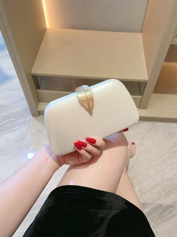 Crna baršunasta večernja torbica – iznimno elegantan clutch za vjenčanja i zabave