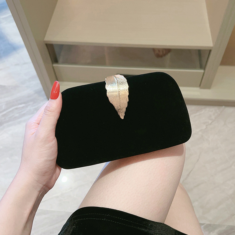 Crna baršunasta večernja torbica – iznimno elegantan clutch za vjenčanja i zabave