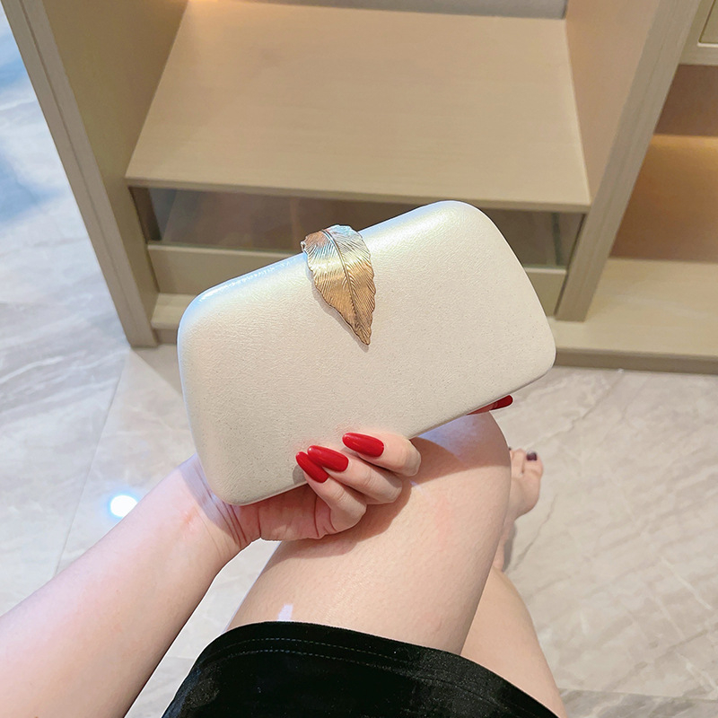 Crna baršunasta večernja torbica – iznimno elegantan clutch za vjenčanja i zabave