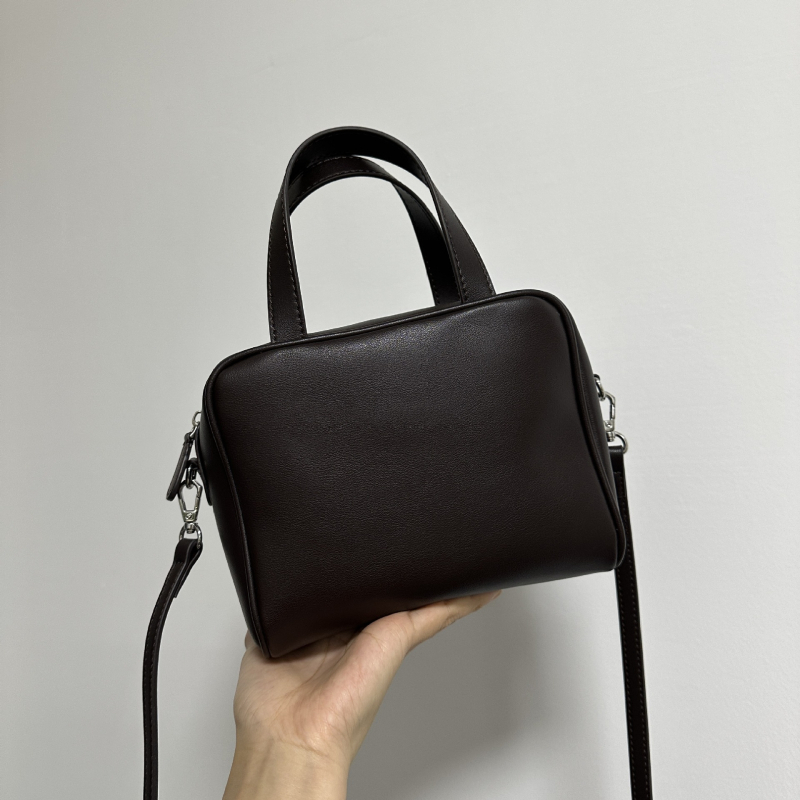 Ray — minimalistička mala kvadratna kožna torbica s crossbody remenom, torba za fotoaparat