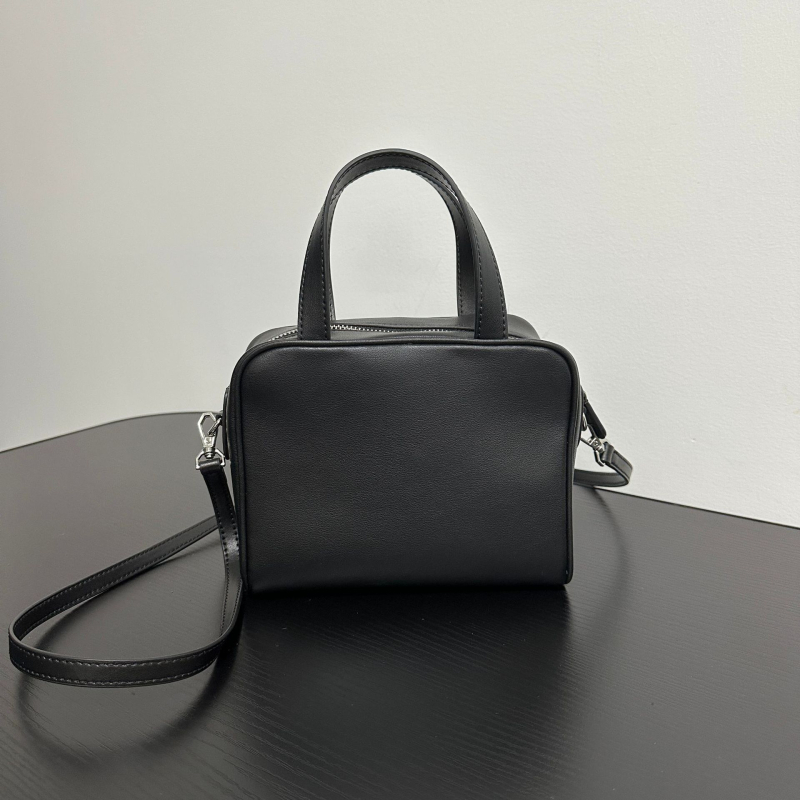 Ray — minimalistička mala kvadratna kožna torbica s crossbody remenom, torba za fotoaparat