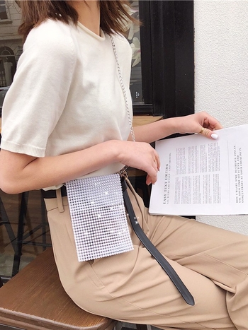 Ženska crossbody torba 2026, europski i američki stil, pročišćeni lančani dizajn, mrežasti džep za telefon, mali kvadratni oblik, PU materijal