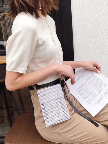 Ženska crossbody torba 2026, europski i američki stil, pročišćeni lančani dizajn, mrežasti džep za telefon, mali kvadratni oblik, PU materijal