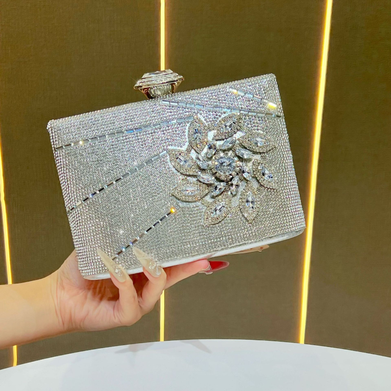 Večernja torbica s kristalima i perlama, elegantna crossbody torbica