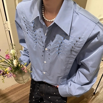 Kék férfi hosszú ujjú inget-jacket szegecses hímzéssel, elegáns megjelenés