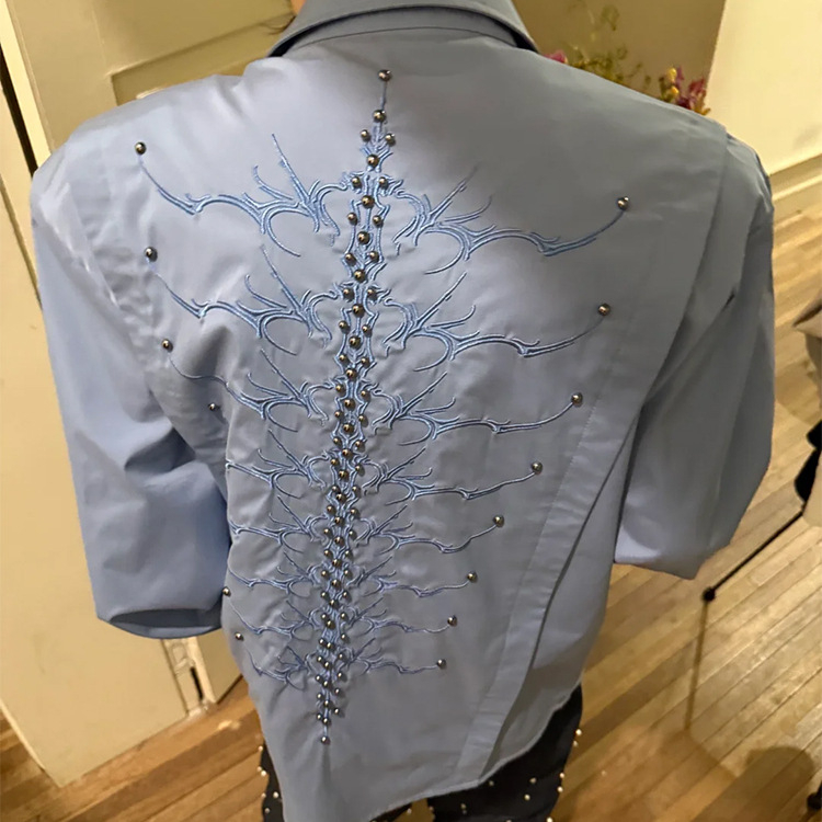 Kék férfi hosszú ujjú inget-jacket szegecses hímzéssel, elegáns megjelenés