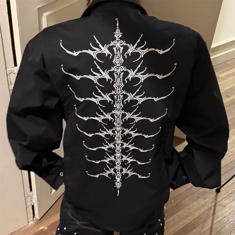 Kék férfi hosszú ujjú inget-jacket szegecses hímzéssel, elegáns megjelenés