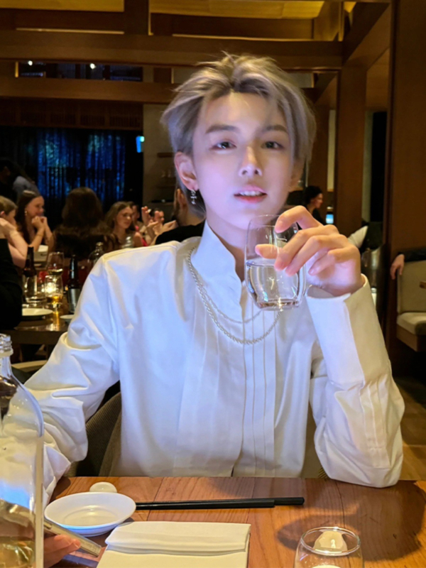 Νέο ανδρικό πουκάμισο κινεζικού στυλ με floral κέντημα, μακριά μανίκια, ελαφρύ μείγμα βαμβακερού, χαλαρή γραμμή, γιακάς με μυτερή γωνία, σχεδίαση εμπνευσμένη από παραδοσιακή Κίνα