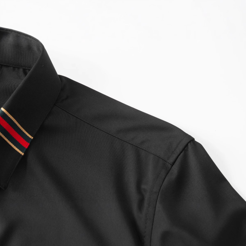 Muška slim-fit košulja s crvenim panelima, od recikliranih vlakana, prozračna, UV-otporna, dugi rukavi, oštar ovratnik.
