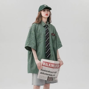 Ljeto 2025 Unisex labava košulja od Ice Silk s prugama, kratkih rukava, stil Hongkong i japanski stil