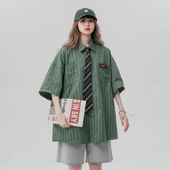 Ljeto 2025 Unisex labava košulja od Ice Silk s prugama, kratkih rukava, stil Hongkong i japanski stil
