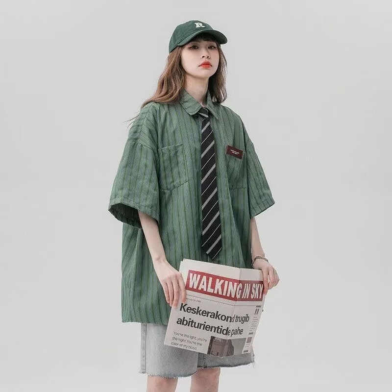 Ljeto 2025 Unisex labava košulja od Ice Silk s prugama, kratkih rukava, stil Hongkong i japanski stil