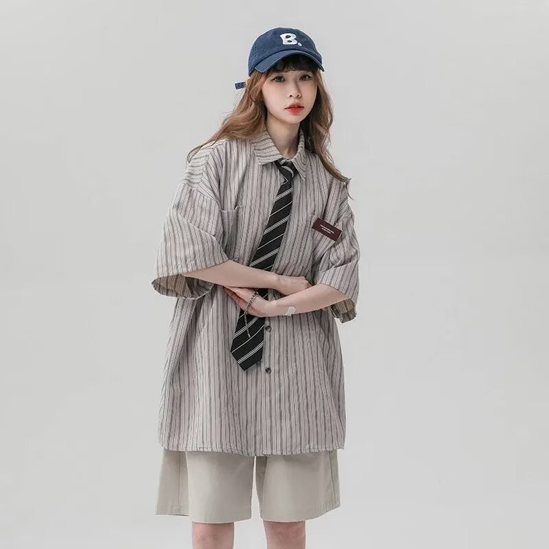 Ljeto 2025 Unisex labava košulja od Ice Silk s prugama, kratkih rukava, stil Hongkong i japanski stil