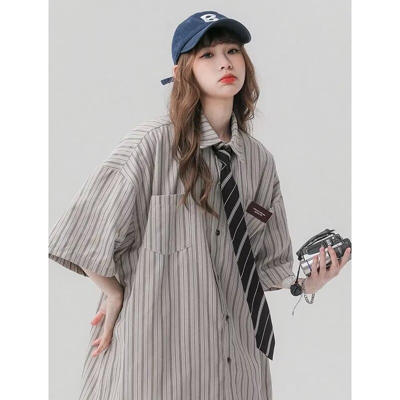 Ljeto 2025 Unisex labava košulja od Ice Silk s prugama, kratkih rukava, stil Hongkong i japanski stil