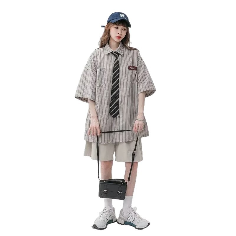 Ljeto 2025 Unisex labava košulja od Ice Silk s prugama, kratkih rukava, stil Hongkong i japanski stil