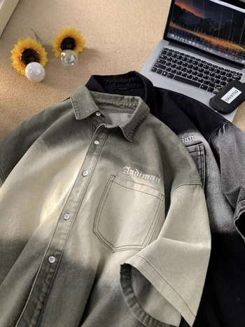 Ανδρικό denim πουκάμισο με μεταβατικό χρώμα, κοντομάνικο, καλοκαίρι, στυλ Χονγκ Κονγκ, χαλαρή γραμμή, τετράγωνος γιακά, λεπτομέρεια με τσέπη
