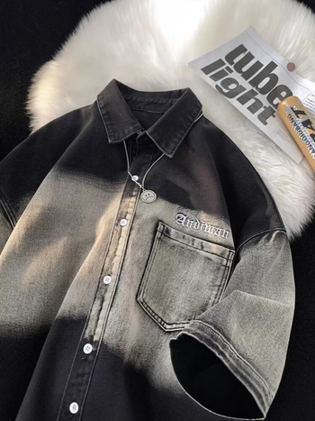 Ανδρικό denim πουκάμισο με μεταβατικό χρώμα, κοντομάνικο, καλοκαίρι, στυλ Χονγκ Κονγκ, χαλαρή γραμμή, τετράγωνος γιακά, λεπτομέρεια με τσέπη