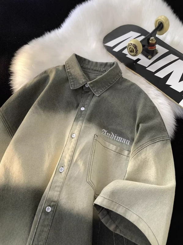 Ανδρικό denim πουκάμισο με μεταβατικό χρώμα, κοντομάνικο, καλοκαίρι, στυλ Χονγκ Κονγκ, χαλαρή γραμμή, τετράγωνος γιακά, λεπτομέρεια με τσέπη