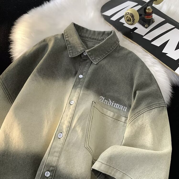 Ανδρικό denim πουκάμισο με μεταβατικό χρώμα, κοντομάνικο, καλοκαίρι, στυλ Χονγκ Κονγκ, χαλαρή γραμμή, τετράγωνος γιακά, λεπτομέρεια με τσέπη