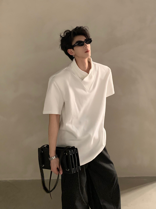 Ανδρικό κοντομάνικο T‑shirt για καλοκαίρι με σταθερό γιακά, μαύρες επενδύσεις στους ώμους, μοντέρνος αμερικανικός σχεδιασμός