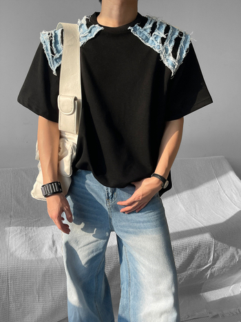 Ανδρικό T-shirt χαλαρής γραμμής με patch από denim στους ώμους, streetwear αμερικορικού στυλ, υψηλής ποιότητας αίσθηση