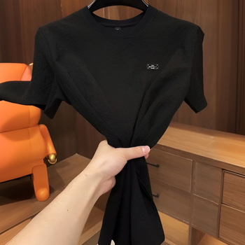 Ανδρικό καλοκαιρινό T-shirt με υφή ice-silk και κεντημένο λογότυπο, στρογγυλός λαιμός, κοντό μανίκι