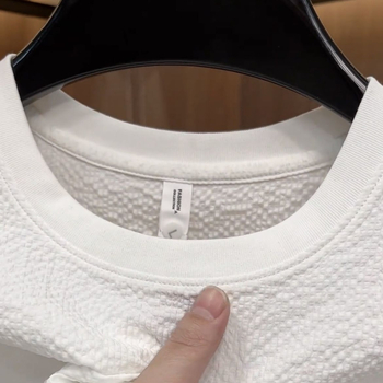 Ανδρικό καλοκαιρινό T-shirt με υφή ice-silk και κεντημένο λογότυπο, στρογγυλός λαιμός, κοντό μανίκι