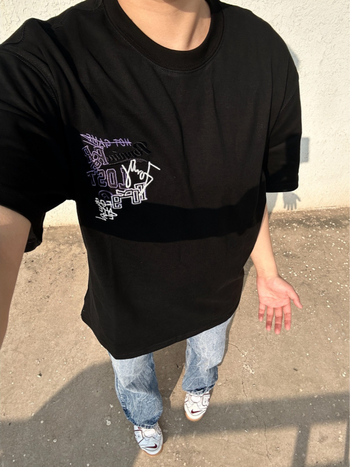 Κεντημένο ανδρικό T‑shirt με κοντά μανίκια, καλοκαίρι 2026, μοντέρνο αστικό στυλ, ελεύθερη γραμμή, στρογγυλή λαιμόκοψη