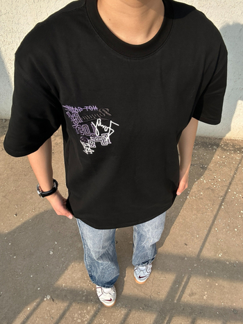 Κεντημένο ανδρικό T‑shirt με κοντά μανίκια, καλοκαίρι 2026, μοντέρνο αστικό στυλ, ελεύθερη γραμμή, στρογγυλή λαιμόκοψη