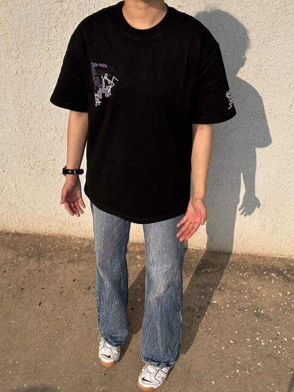 Κεντημένο ανδρικό T‑shirt με κοντά μανίκια, καλοκαίρι 2026, μοντέρνο αστικό στυλ, ελεύθερη γραμμή, στρογγυλή λαιμόκοψη