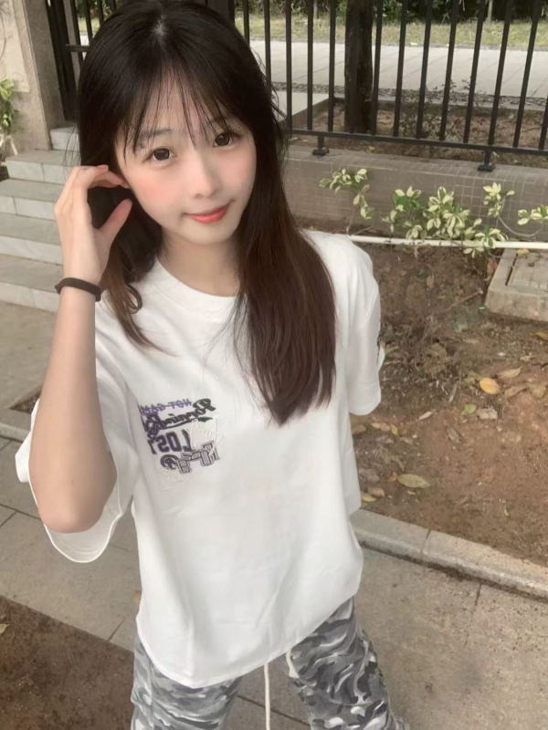 Κεντημένο ανδρικό T‑shirt με κοντά μανίκια, καλοκαίρι 2026, μοντέρνο αστικό στυλ, ελεύθερη γραμμή, στρογγυλή λαιμόκοψη