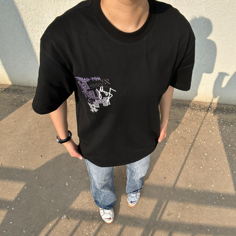 Κεντημένο ανδρικό T‑shirt με κοντά μανίκια, καλοκαίρι 2026, μοντέρνο αστικό στυλ, ελεύθερη γραμμή, στρογγυλή λαιμόκοψη