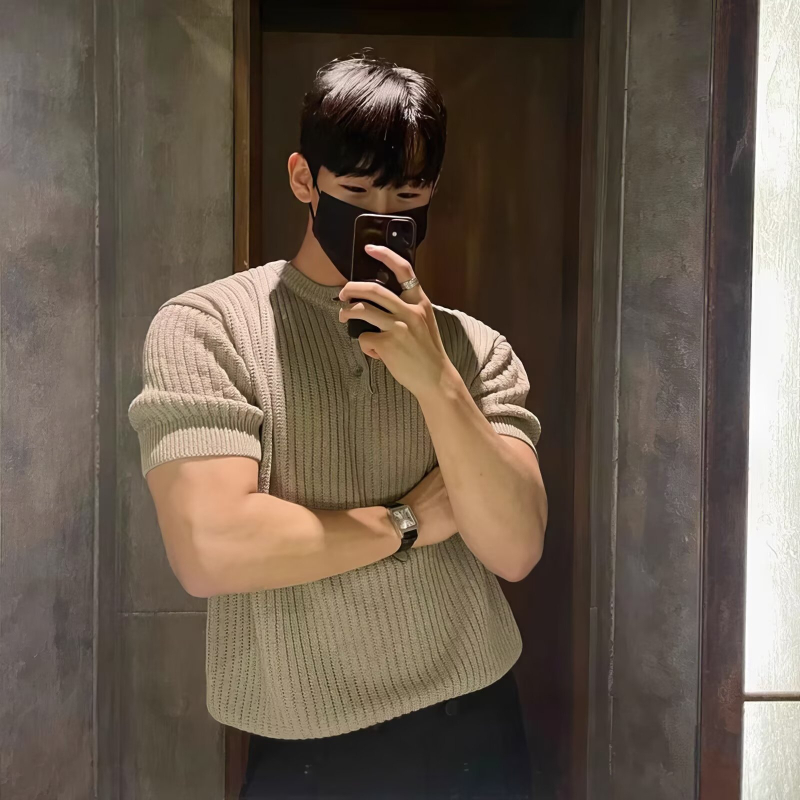 Muško ljetno polo s Henley ovratnikom, kratki rukavi, opušten kroj, vertikalne pruge, korejski stil, tanak materijal