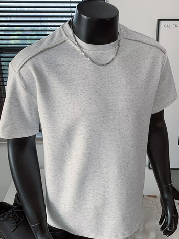 Ανδρική κοντομάνικη T-shirt καλοκαιριού 2026 με λεπτομέρεια φερμουάρ, κοντά μανίκια, στρογγυλό λαιμό, χαλαρή γραμμή, πάνελ patchwork από βαμβάκι