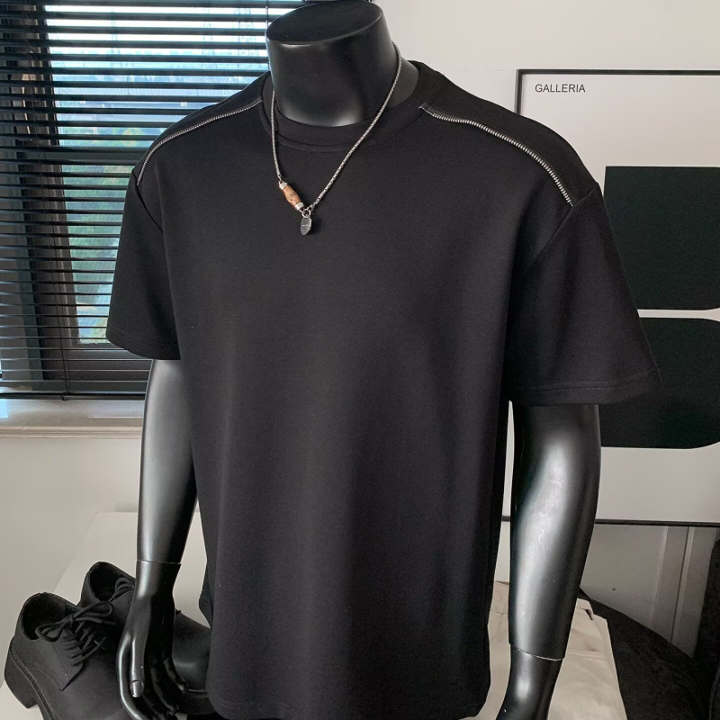 Ανδρική κοντομάνικη T-shirt καλοκαιριού 2026 με λεπτομέρεια φερμουάρ, κοντά μανίκια, στρογγυλό λαιμό, χαλαρή γραμμή, πάνελ patchwork από βαμβάκι
