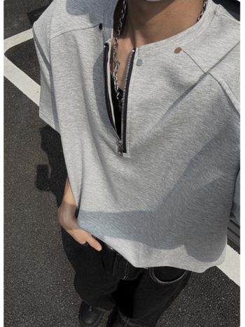 Ανδρικό premium T-shirt με μισό φερμουάρ και επενδεδυμένους ώμους, άνετη γραμμή, βαρύ ύφασμα, αμερικανικό high-street στυλ με μεταλλικά στοιχεία