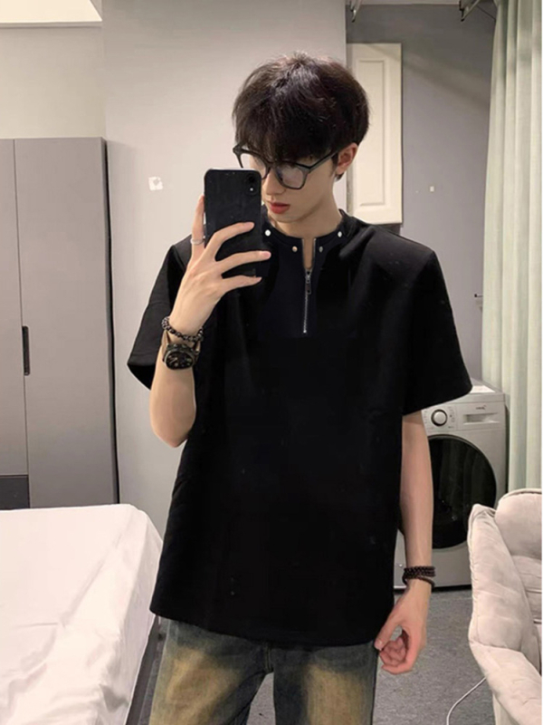 Ανδρικό premium T-shirt με μισό φερμουάρ και επενδεδυμένους ώμους, άνετη γραμμή, βαρύ ύφασμα, αμερικανικό high-street στυλ με μεταλλικά στοιχεία