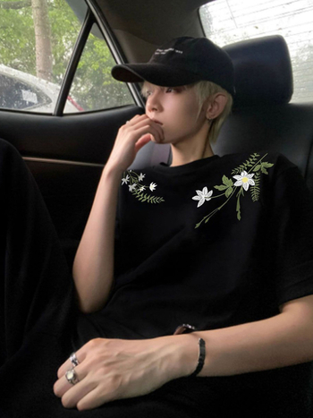 Αντρική T‑shirt με φλοράλ κέντημα σε αμερικανικό street style, καλοκαίρι, κοντά μανίκια, στρογγύλος λαιμός, 100% βαμβάκι.