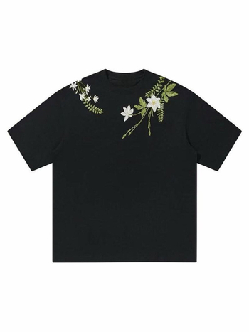 Αντρική T‑shirt με φλοράλ κέντημα σε αμερικανικό street style, καλοκαίρι, κοντά μανίκια, στρογγύλος λαιμός, 100% βαμβάκι.