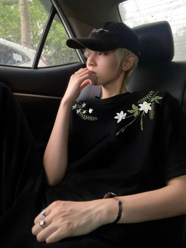 Αντρική T‑shirt με φλοράλ κέντημα σε αμερικανικό street style, καλοκαίρι, κοντά μανίκια, στρογγύλος λαιμός, 100% βαμβάκι.