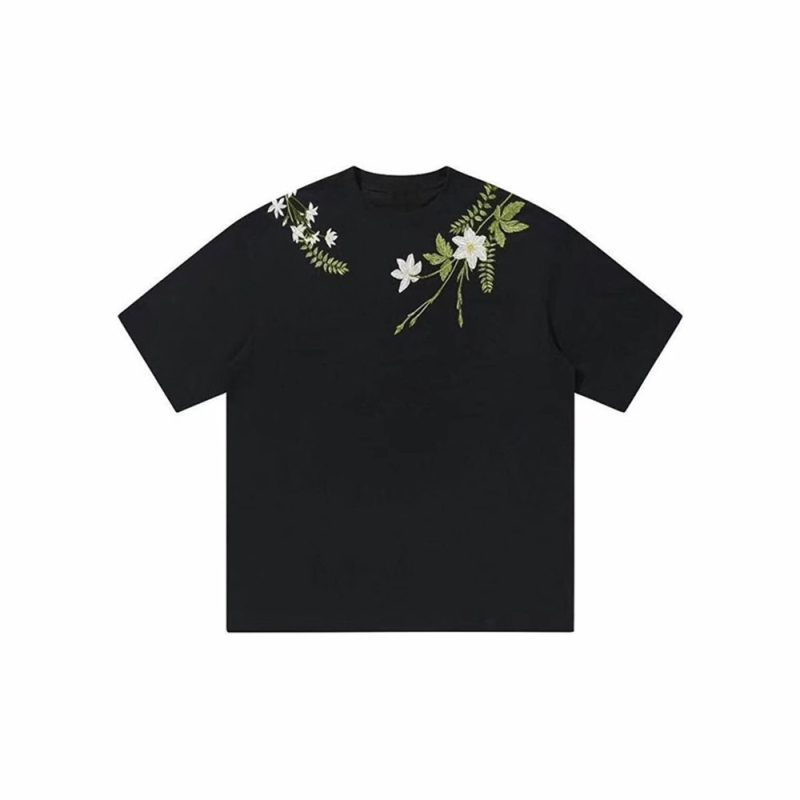 Αντρική T‑shirt με φλοράλ κέντημα σε αμερικανικό street style, καλοκαίρι, κοντά μανίκια, στρογγύλος λαιμός, 100% βαμβάκι.