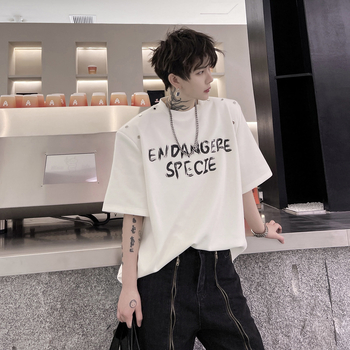 Ανδρική καλοκαιρινή T‑shirt με εκτύπωση γραμμάτων, επενδεδυμένοι ώμοι, κοντό μανίκι, χιπ-χοπ στιλ με μεταλλικά στοιχεία