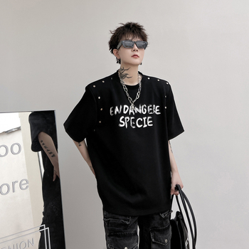 Ανδρική καλοκαιρινή T‑shirt με εκτύπωση γραμμάτων, επενδεδυμένοι ώμοι, κοντό μανίκι, χιπ-χοπ στιλ με μεταλλικά στοιχεία