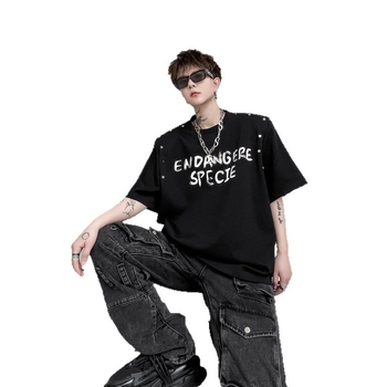 Ανδρική καλοκαιρινή T‑shirt με εκτύπωση γραμμάτων, επενδεδυμένοι ώμοι, κοντό μανίκι, χιπ-χοπ στιλ με μεταλλικά στοιχεία