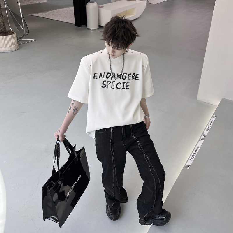 Ανδρική καλοκαιρινή T‑shirt με εκτύπωση γραμμάτων, επενδεδυμένοι ώμοι, κοντό μανίκι, χιπ-χοπ στιλ με μεταλλικά στοιχεία