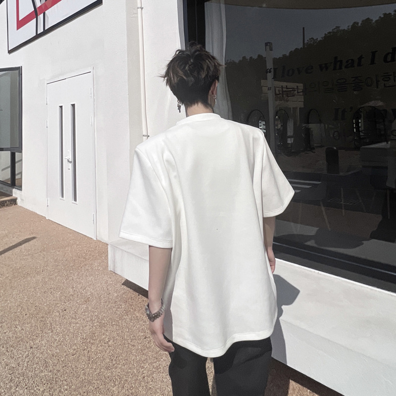 Ανδρική καλοκαιρινή T‑shirt με εκτύπωση γραμμάτων, επενδεδυμένοι ώμοι, κοντό μανίκι, χιπ-χοπ στιλ με μεταλλικά στοιχεία