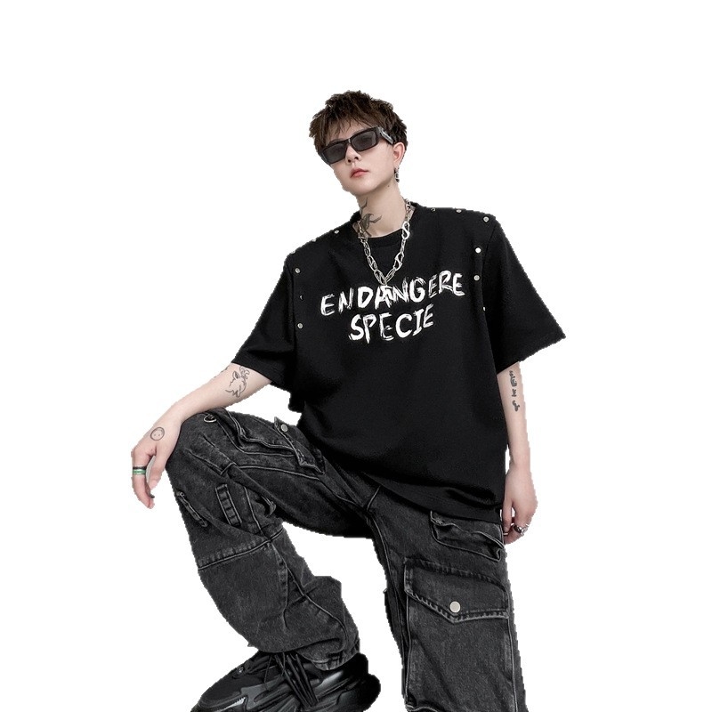 Ανδρική καλοκαιρινή T‑shirt με εκτύπωση γραμμάτων, επενδεδυμένοι ώμοι, κοντό μανίκι, χιπ-χοπ στιλ με μεταλλικά στοιχεία