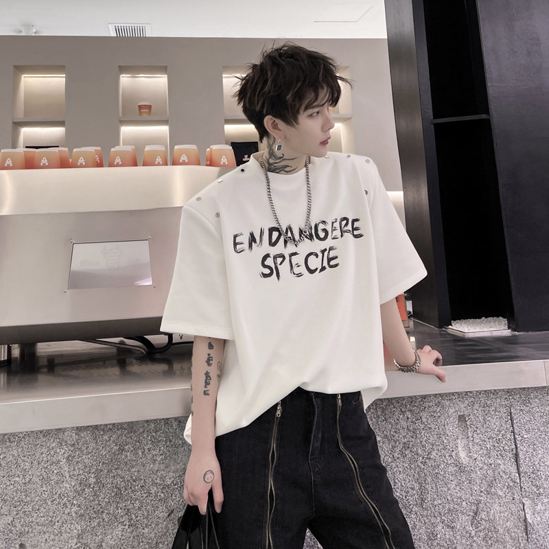 Ανδρική καλοκαιρινή T‑shirt με εκτύπωση γραμμάτων, επενδεδυμένοι ώμοι, κοντό μανίκι, χιπ-χοπ στιλ με μεταλλικά στοιχεία