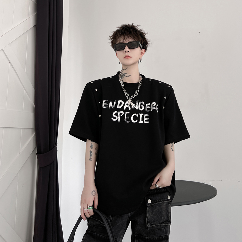 Ανδρική καλοκαιρινή T‑shirt με εκτύπωση γραμμάτων, επενδεδυμένοι ώμοι, κοντό μανίκι, χιπ-χοπ στιλ με μεταλλικά στοιχεία